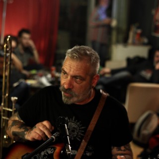 Τρεις μπάντες με κοινά μέλη από την ίδια παρέα, σε μία συναυλία. Γιατί όχι;