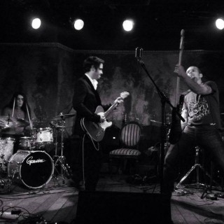 Αν μια χρονομηχανή μετέφερε τους The Wrinkled Suits στα 60s, θα αγόραζαν εισιτήρια για τη συναυλία του Frank Zappa