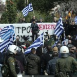 MAT με Χρυσαυγίτες εναντίον διαδηλωτών στον Πειραιά (ΒΙΝΤΕΟ)
