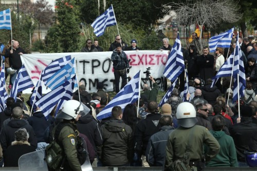 MAT με Χρυσαυγίτες εναντίον διαδηλωτών στον Πειραιά (ΒΙΝΤΕΟ)