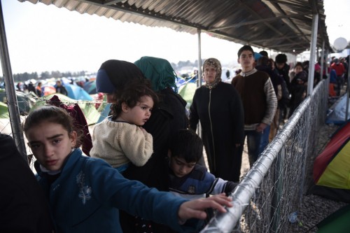 Handelsblatt: Οι Έλληνες είναι φτωχοί αλλά βοηθούν τους πρόσφυγες