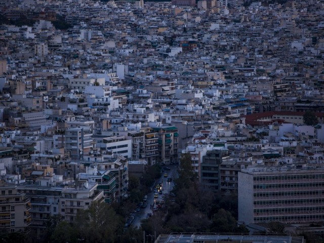 Ανοιξιάτικη βόλτα στην πόλη με ένα ζευγάρι sneakers