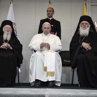 Επίσκεψη Πάπα: Βαθύς συμβολισμός ή επικοινωνιακό πυροτέχνημα;