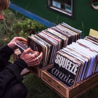 Ένα πλωτό δισκοπωλείο