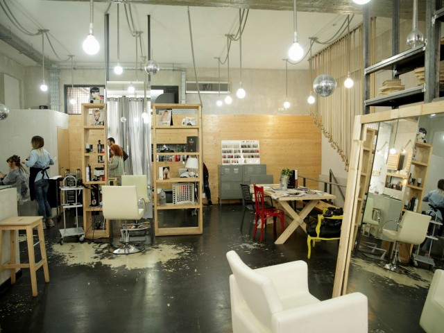 Στο Ιn Berlin θα κουρευτείς ενώ κρατιέσαι από την κουπαστή της σκάλας