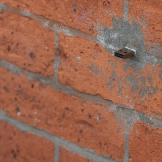 Τι θα κάνατε αν βλέπατε ένα USB stick να εξέχει απ’ τον τοίχο;