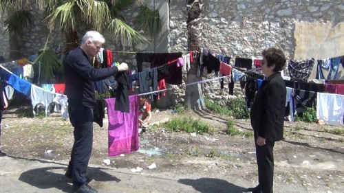 Ο Σκούρτης άφησε τη σκούπα και έπιασε τα μανταλάκια