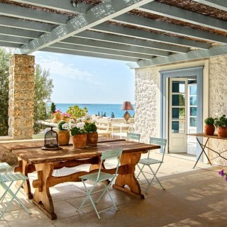 Μια υπέροχη θερινή κατοικία στις Σπέτσες συμπυκνώνει τον κοσμοπολιτισμό του ελληνικού καλοκαιριού