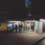 Το πρώτο κινητό πλυντήριο ρούχων για αστέγους κυκλοφορεί στους δρόμους της Αθήνας