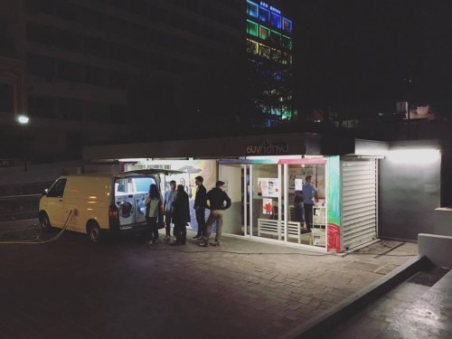 Το πρώτο κινητό πλυντήριο ρούχων για αστέγους κυκλοφορεί στους δρόμους της Αθήνας