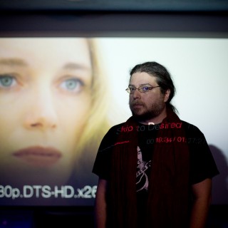 Ο Άκης Καπράνος λατρεύει τα κινηματογραφικά κλισέ. Είναι όλη του η ζωή