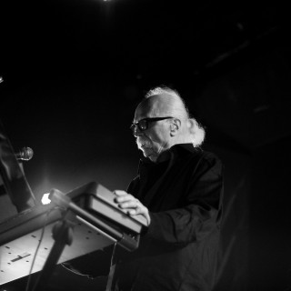 17 εικόνες (και 369 λέξεις) από το live του John Carpenter