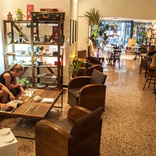 Concierge: Το πιο καλόγουστο μπαρ στο Ψυρρή έσβησε το πρώτο του κεράκι