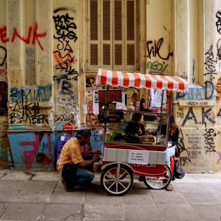 Στον πεζόδρομο της Τσαμαδού η Αϊνούρ κι ο Άπο φτιάχνουν cig kofte που κοστίζει 1,5 ευρώ