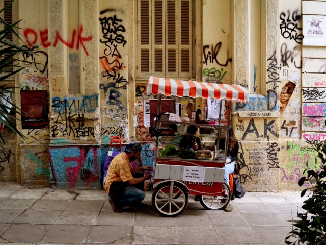 Στον πεζόδρομο της Τσαμαδού η Αϊνούρ κι ο Άπο φτιάχνουν cig kofte που κοστίζει 1,5 ευρώ