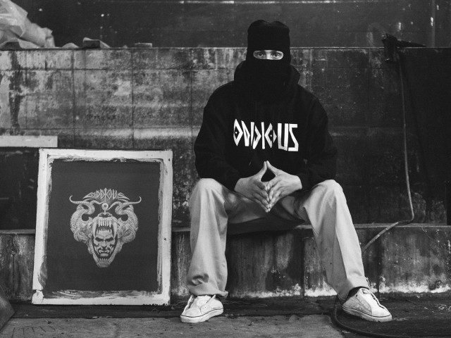 Υπάρχει ένα brand ένδυσης που εδρεύει στην «πόλη των φαντασμάτων» και τα βλέπει όλα …μαύρα