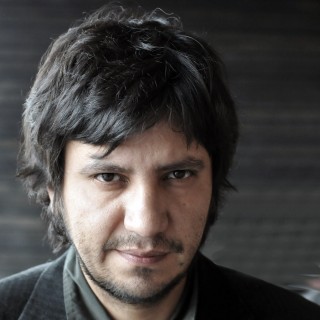 Ο καθένας ζεί όπως μπορεί και αυτό είναι όλο, λέει ο συγγραφέας Alejandro Zambra