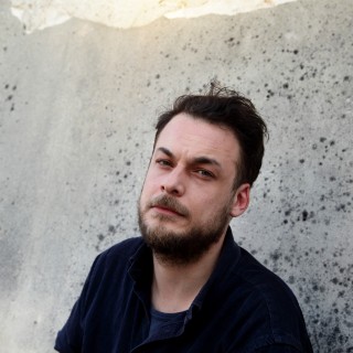 Θωμά Τσαλαπάτη, πότε θα ξεφύγουν οι ποιητές από τα στερεότυπα που τους κυνηγάνε;