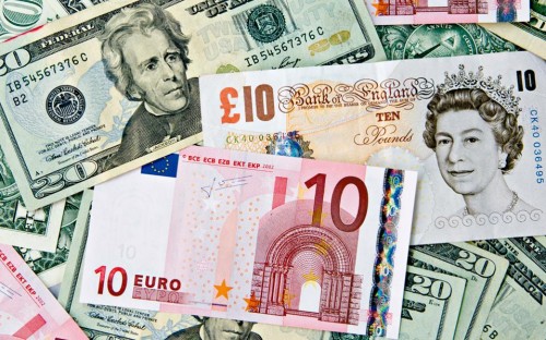 Βρετανία: Καταρρέει η στερλίνα