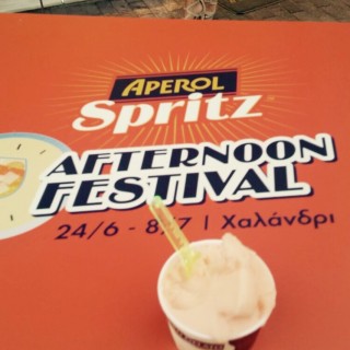 Ακόμα να πάτε στο φεστιβάλ που έχει live σε χασάπικο, stand up comedy σε sex shop και dj set σε παγωτατζίδικο;