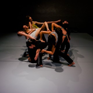 Το Sync αναζητά τη μετάβαση από το «Εγώ» στο «Εμείς» μέσω της κίνησης και της μουσικής