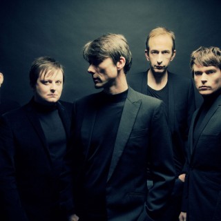 Οι Suede στην Popaganda: «Το ροκ εν ρολ πάντα θα υπενθυμίζει ότι υπάρχει κάτι μεγαλύτερο από σένα, κάτι ανεξέλεγκτο»