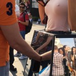 Performer συνελήφθη επειδή καλούσε τους περαστικούς να αγγίξουν τα απόκρυφα σημεία του σώματός της