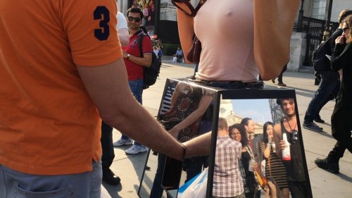 Performer συνελήφθη επειδή καλούσε τους περαστικούς να αγγίξουν τα απόκρυφα σημεία του σώματός της