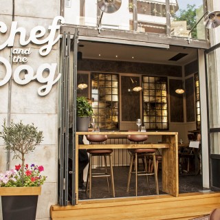 Chef and the dog: εκεί που θα φας hot dog με wasabi και roll με ψίχα αστακού με τα χέρια