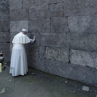 Άουσβιτς: Ο Πάπας Φραγκίσκος στο «στρατόπεδο του θανάτου»