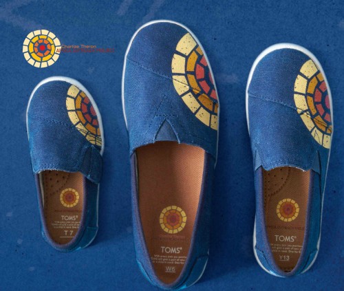 Η TOMS λανσάρει νέα κολεξιόν, συνεισφέροντας στην καταπολέμηση του AIDS.