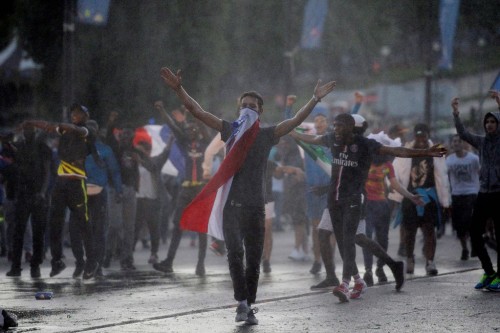 Euro  2016: Σοβαρά επεισόδια στο Παρίσι πριν τον τελικό