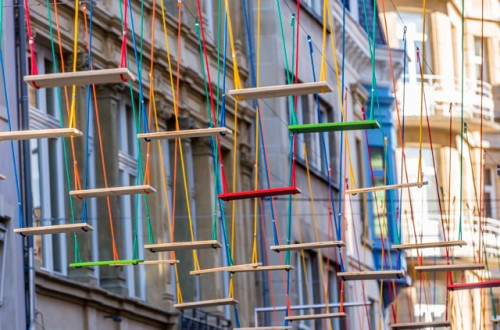 Γιατί γέμισε με κούνιες ο ουρανός στο Λουξεμβούργο;