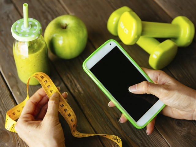 Χαμηλά λιπαρά vs χαμηλοί υδατάνθρακες: Ένα αιώνιο «ντέρμπι» χωρίς νικητή