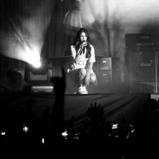 Χθες στη Μαλακάσα τα κορίτσια φορούσαν λουλούδια στα μαλλιά. Το ίδιο, φυσικά, και η Lana.