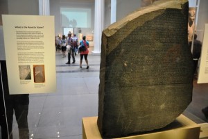 Στις 15 Ιουλίου του 1799 ο Γάλλος λοχαγός Πιερ Φρανσουά Μπουσάρ ανακαλύπτει τη Στήλη της Ροζέτα