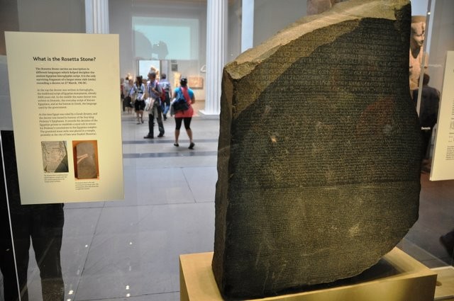Στις 15 Ιουλίου του 1799 ο Γάλλος λοχαγός Πιερ Φρανσουά Μπουσάρ ανακαλύπτει τη Στήλη της Ροζέτα