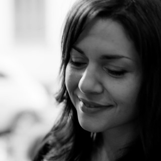 H Πέλα Σουλτάτου χαϊδεύει και μυρίζει τα αγαπημένα της βιβλία