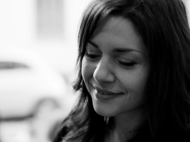 H Πέλα Σουλτάτου χαϊδεύει και μυρίζει τα αγαπημένα της βιβλία