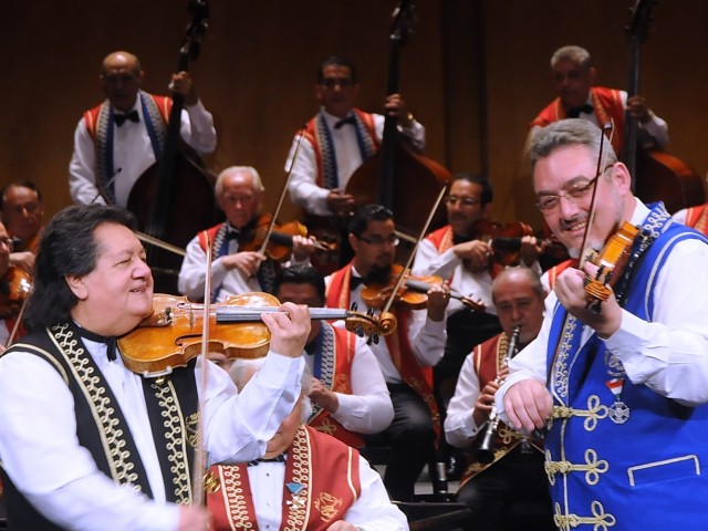 100 τσιγγάνικα βιολιά χωρίς παρτιτούρες κάτω απ’ την Ακρόπολη