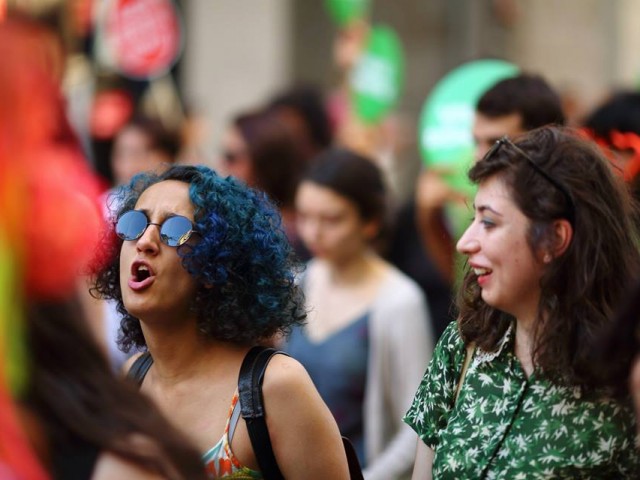 Lara Özlen: «Δεν μπορούμε να τους αφήσουμε να πάρουν τις ζωές μας»