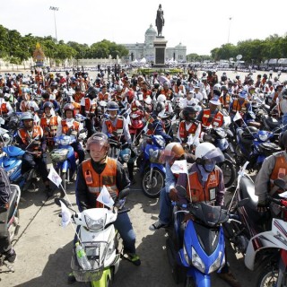 Ταϊλάνδη: Μοτοσικλετιστές ταξιτζήδες σε εκστρατεία για δημοψήφισμα