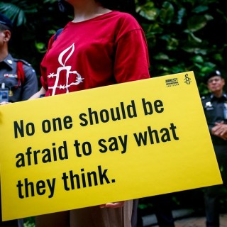 Ακτιβιστές της Διεθνούς Αμνηστίας κατά του περιορισμού της ελευθερίας έκφρασης