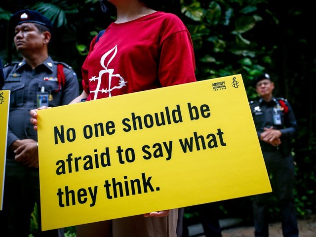 Ακτιβιστές της Διεθνούς Αμνηστίας κατά του περιορισμού της ελευθερίας έκφρασης