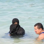 «Αυτό που πρέπει να απαγορευτεί στους δημόσιους χώρους δεν είναι τα εξτρεμιστικά ρούχα, αλλά οι εξτρεμιστικές ιδέες»