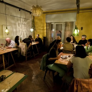 Υπάρχει ένας Αθηναίος που μετέτρεψε το σαλόνι του στο Μπουένος Άιρες σε speakeasy εστιατόριο με ελληνική κουζίνα