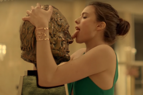 O Σπάικ Τζόουνζ σκηνοθετεί τον ‘μανιακό’ κόσμο του Kenzo