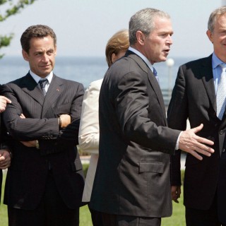 Οι άντρες με κοστούμια πρέπει να μας ανησυχούν, όχι οι γυμνόστηθες και τα μπουρκίνι!