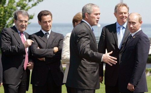 Οι άντρες με κοστούμια πρέπει να μας ανησυχούν, όχι οι γυμνόστηθες και τα μπουρκίνι!