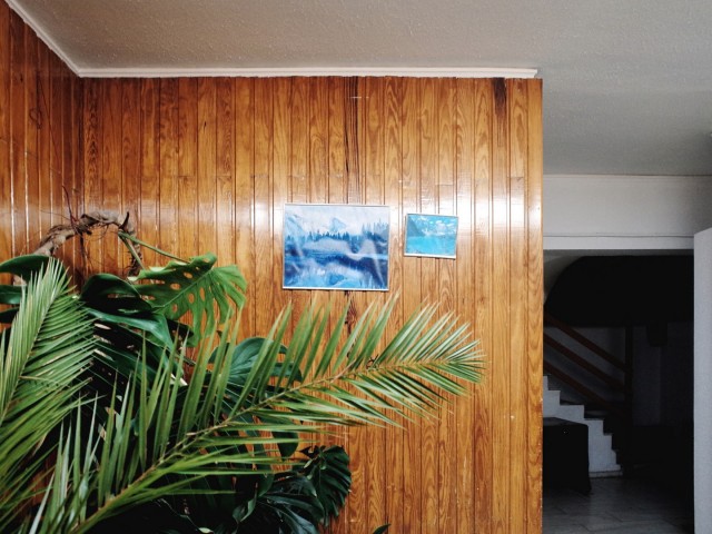 Τις νύχτες στην Αθήνα υπάρχει κάποιος που μπορεί να φωτογραφίσει την είσοδο της πολυκατοικίας σου